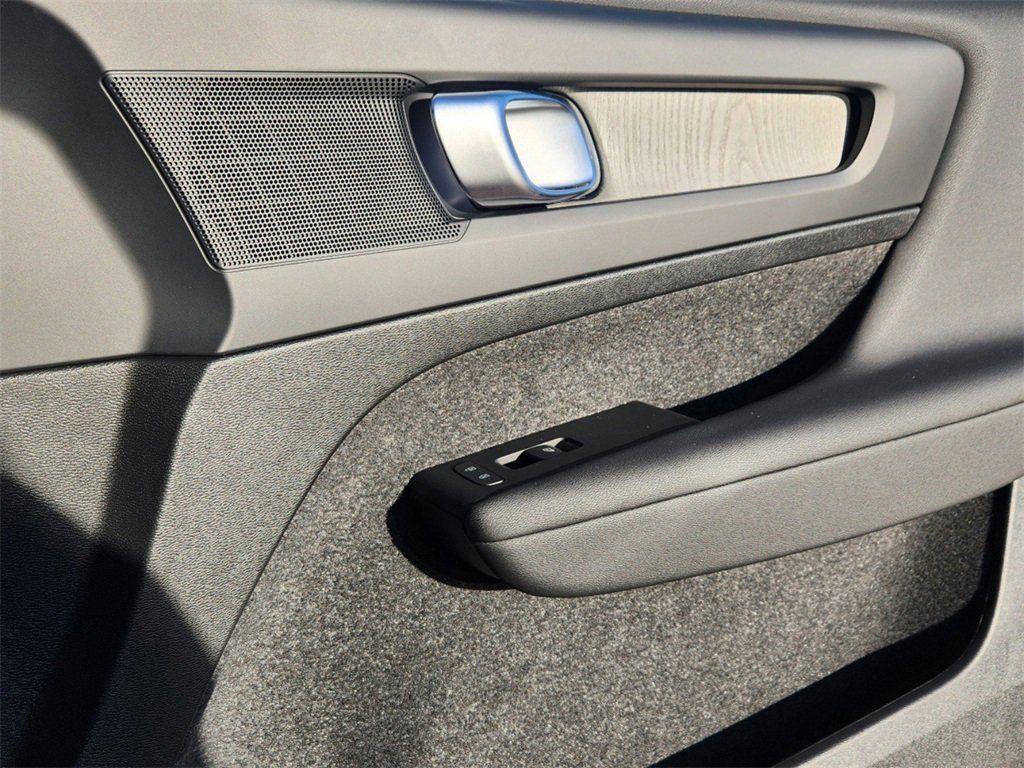 new 2025 Volvo XC40 car, priced at $40,374