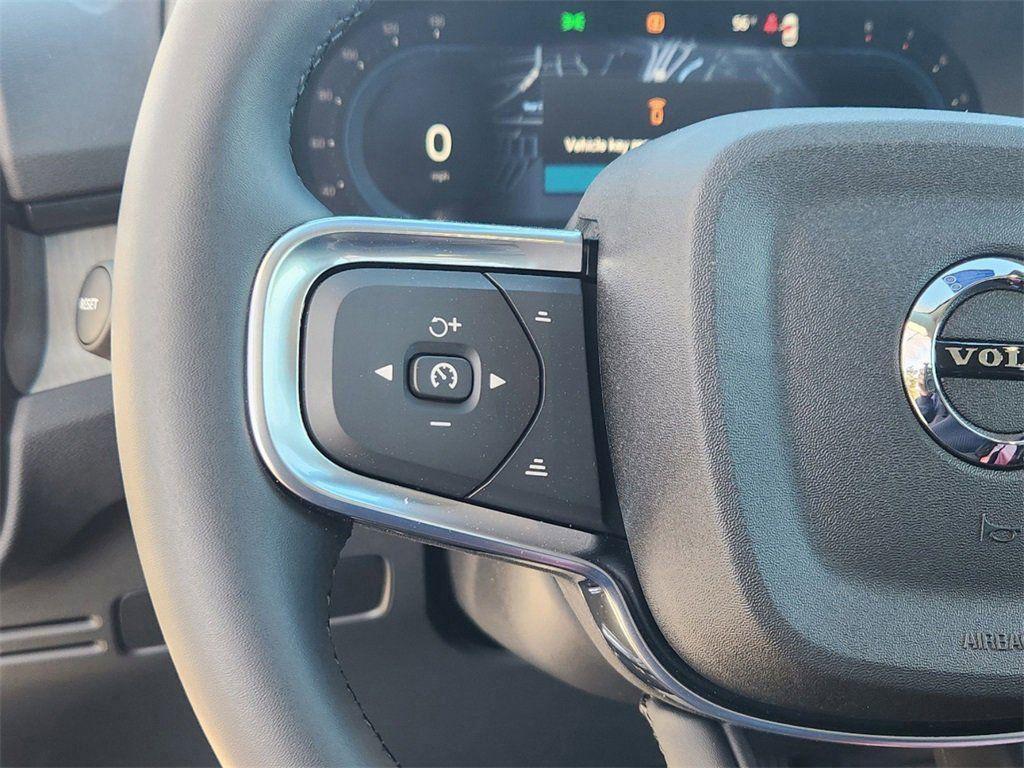 new 2025 Volvo XC40 car, priced at $40,374