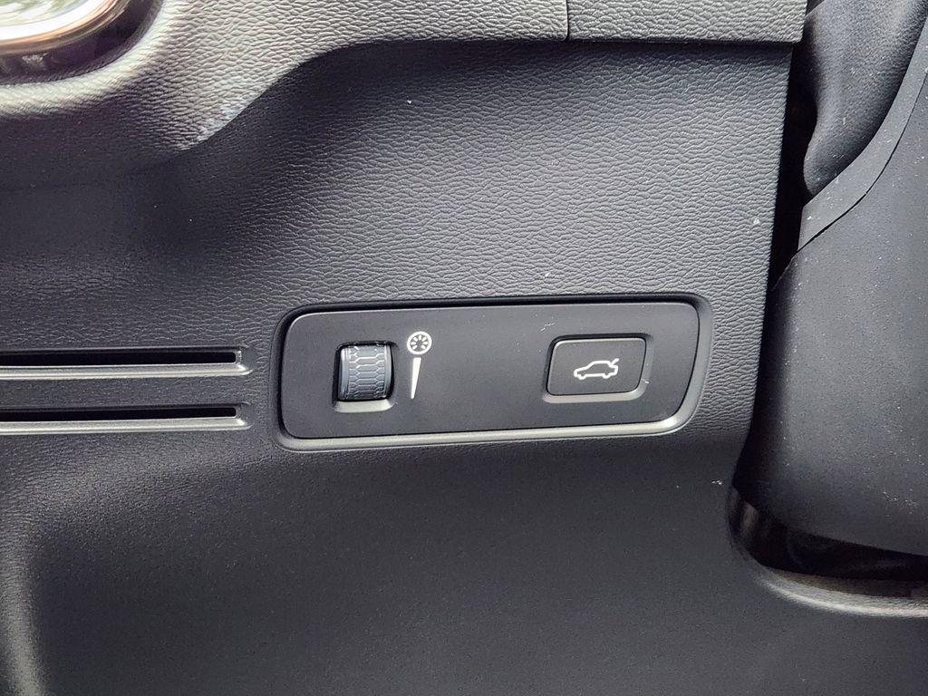 used 2021 Volvo XC40 car, priced at $25,797