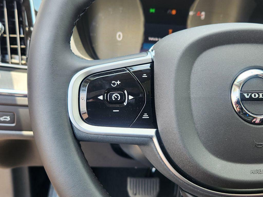 new 2025 Volvo XC60 car, priced at $46,159