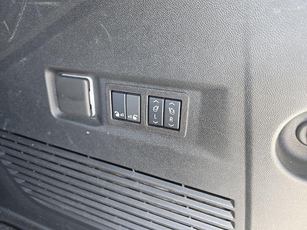 used 2025 GMC Yukon car, priced at $82,498