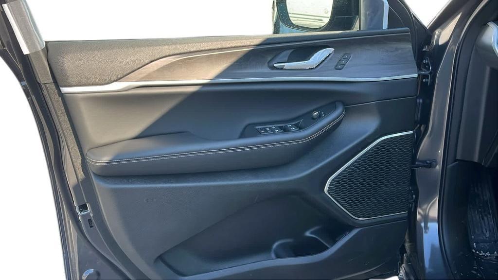 new 2025 Jeep Grand Cherokee car, priced at $55,905