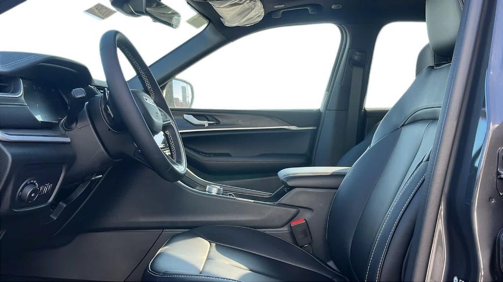 new 2025 Jeep Grand Cherokee car, priced at $55,905