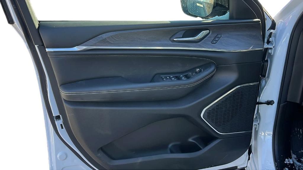 new 2025 Jeep Grand Cherokee car, priced at $59,915