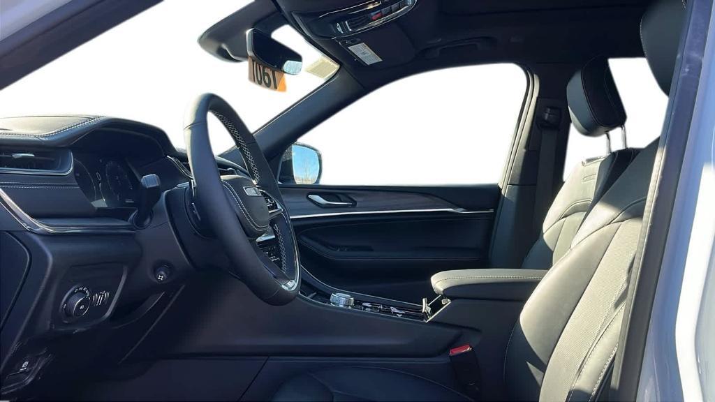 new 2025 Jeep Grand Cherokee car, priced at $59,915