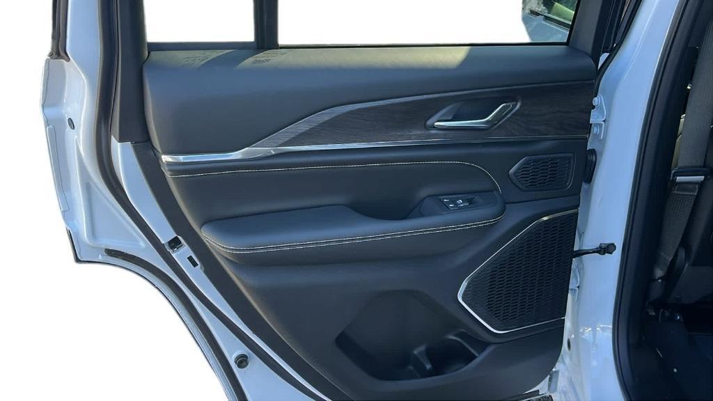 new 2025 Jeep Grand Cherokee car, priced at $59,915