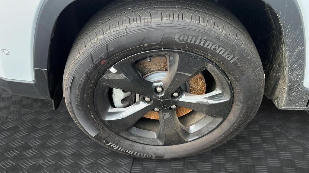 new 2023 Jeep Cherokee car, priced at $45,090