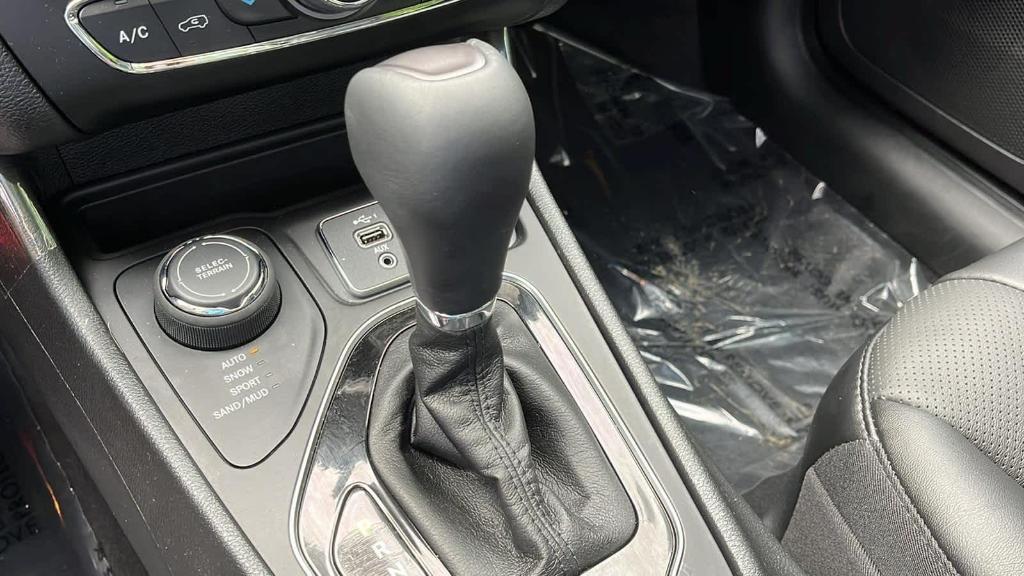 new 2023 Jeep Cherokee car, priced at $45,090