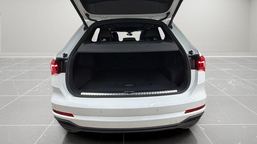 Audi Q3 view 15