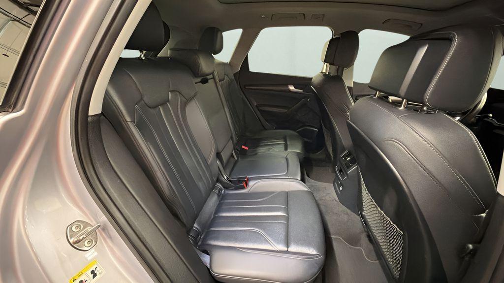 Audi Q5 view 12