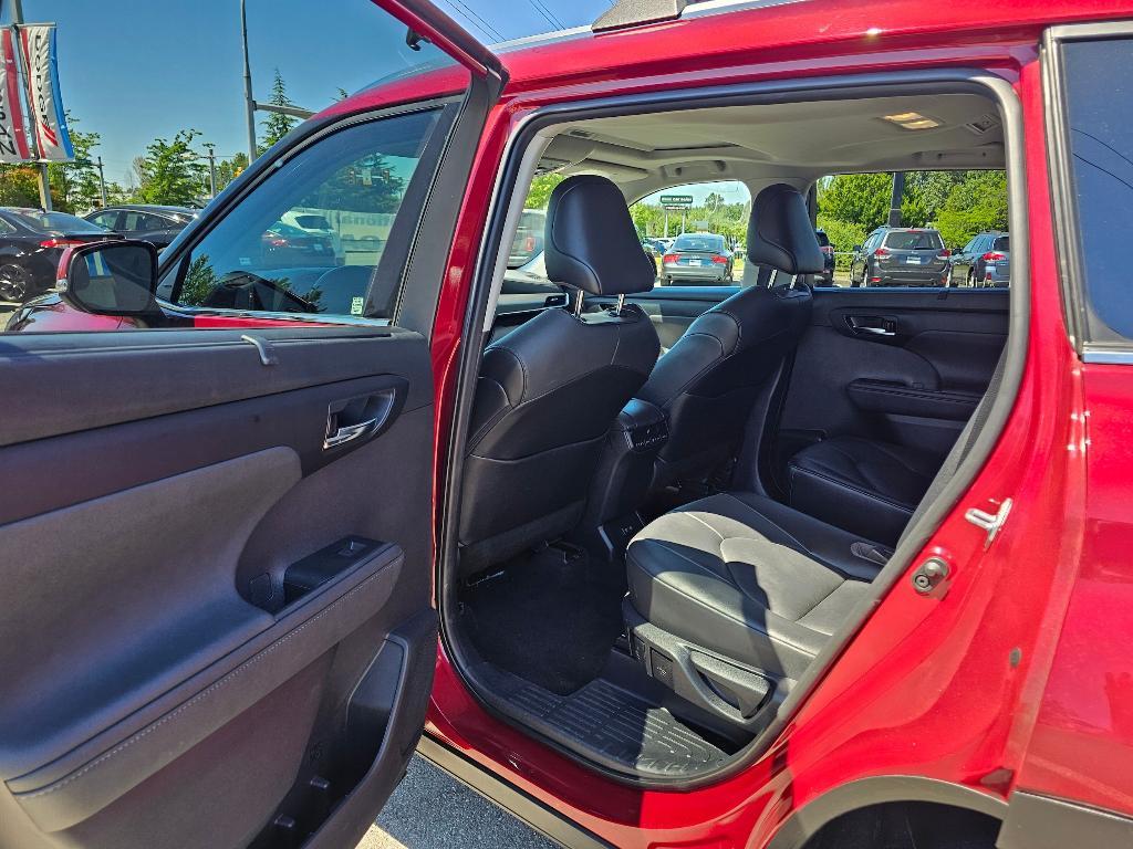 used 2021 Toyota Highlander car, priced at $30,091