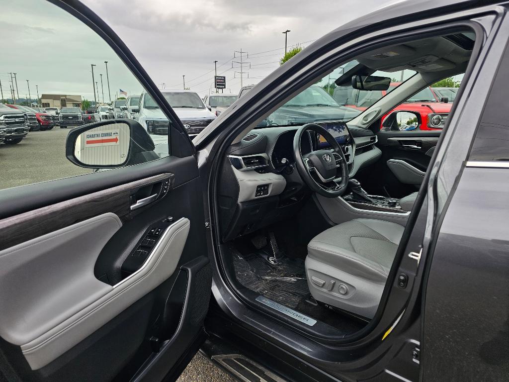 used 2023 Toyota Highlander car, priced at $35,971