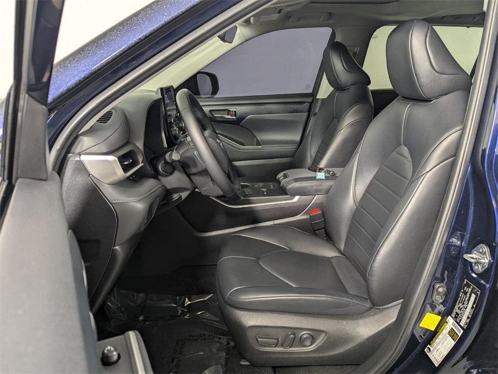 used 2022 Toyota Highlander car, priced at $29,750