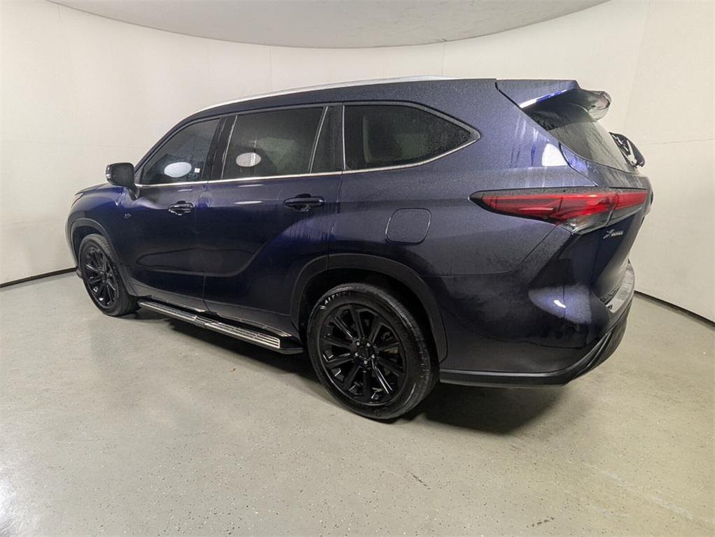 used 2022 Toyota Highlander car, priced at $29,750