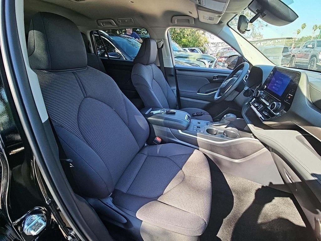 used 2025 Toyota Highlander car, priced at $40,500