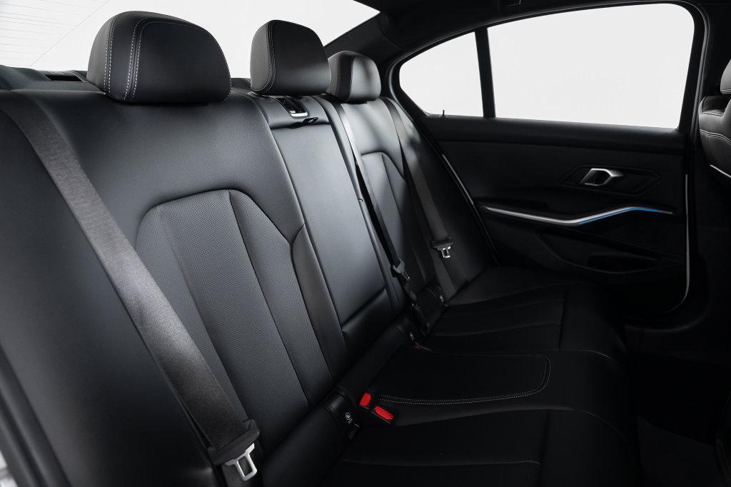 BMW 3 Series view 23