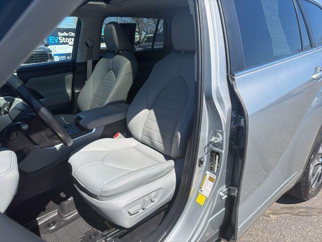 used 2023 Toyota Highlander car, priced at $36,529
