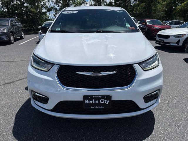used 2025 Chrysler Pacifica car, priced at $24,315
