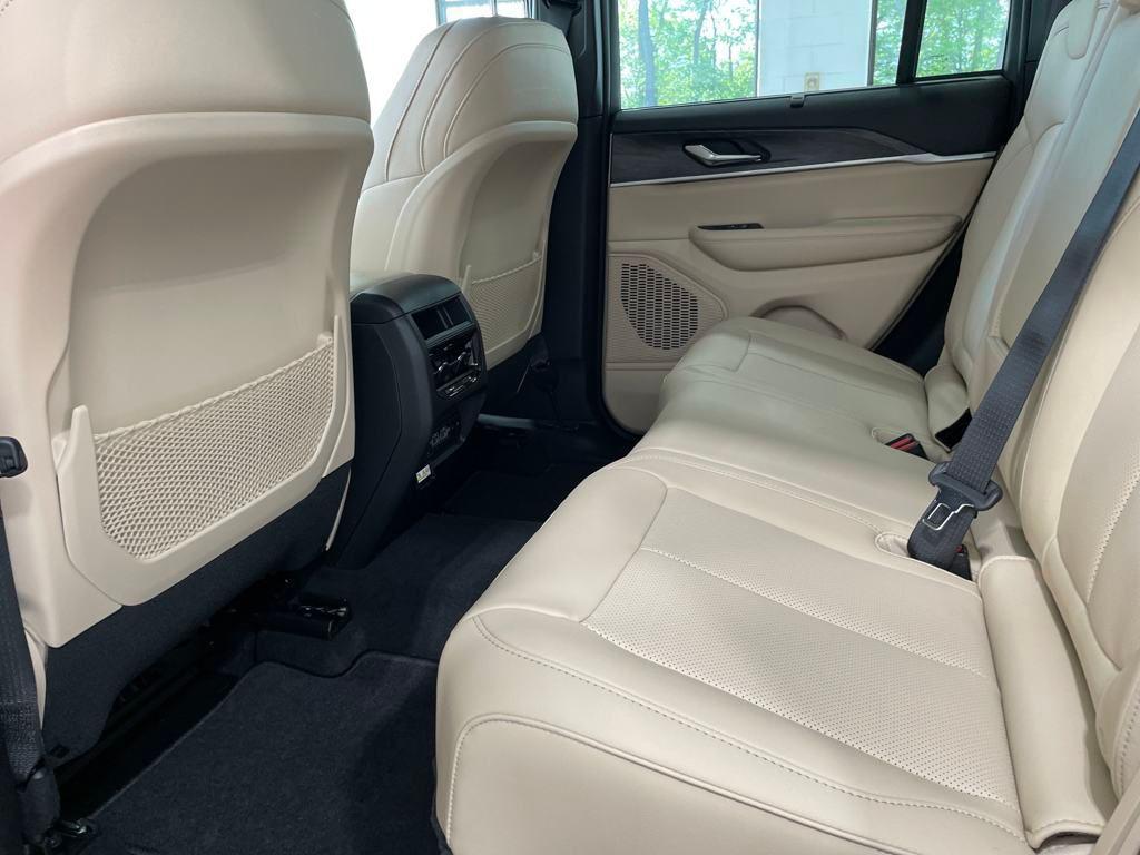 new 2025 Jeep Grand Cherokee car, priced at $39,172