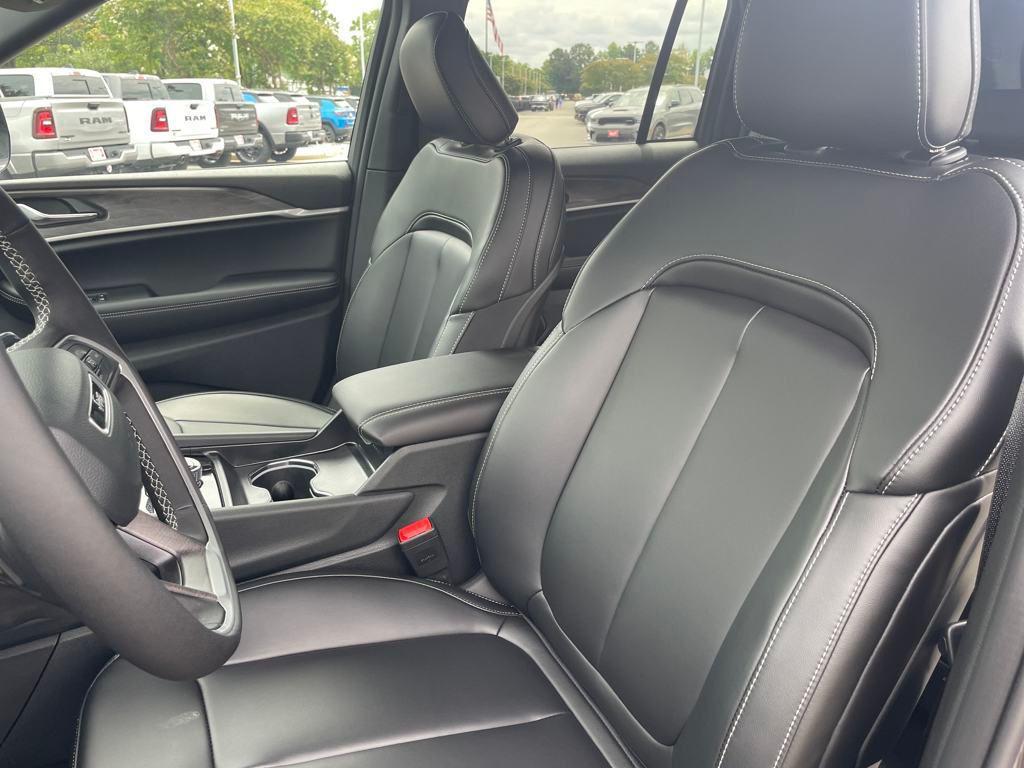 new 2025 Jeep Grand Cherokee car, priced at $41,532