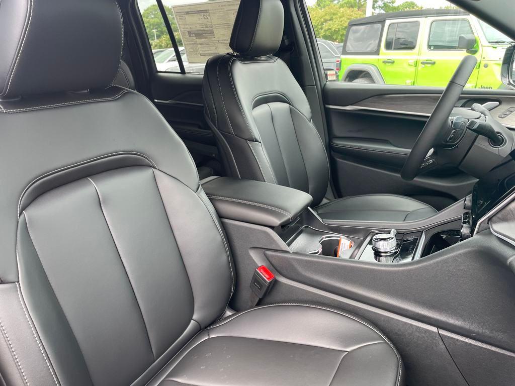 new 2025 Jeep Grand Cherokee car, priced at $41,532