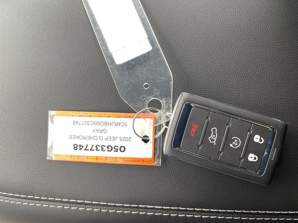 new 2025 Jeep Grand Cherokee car, priced at $41,532