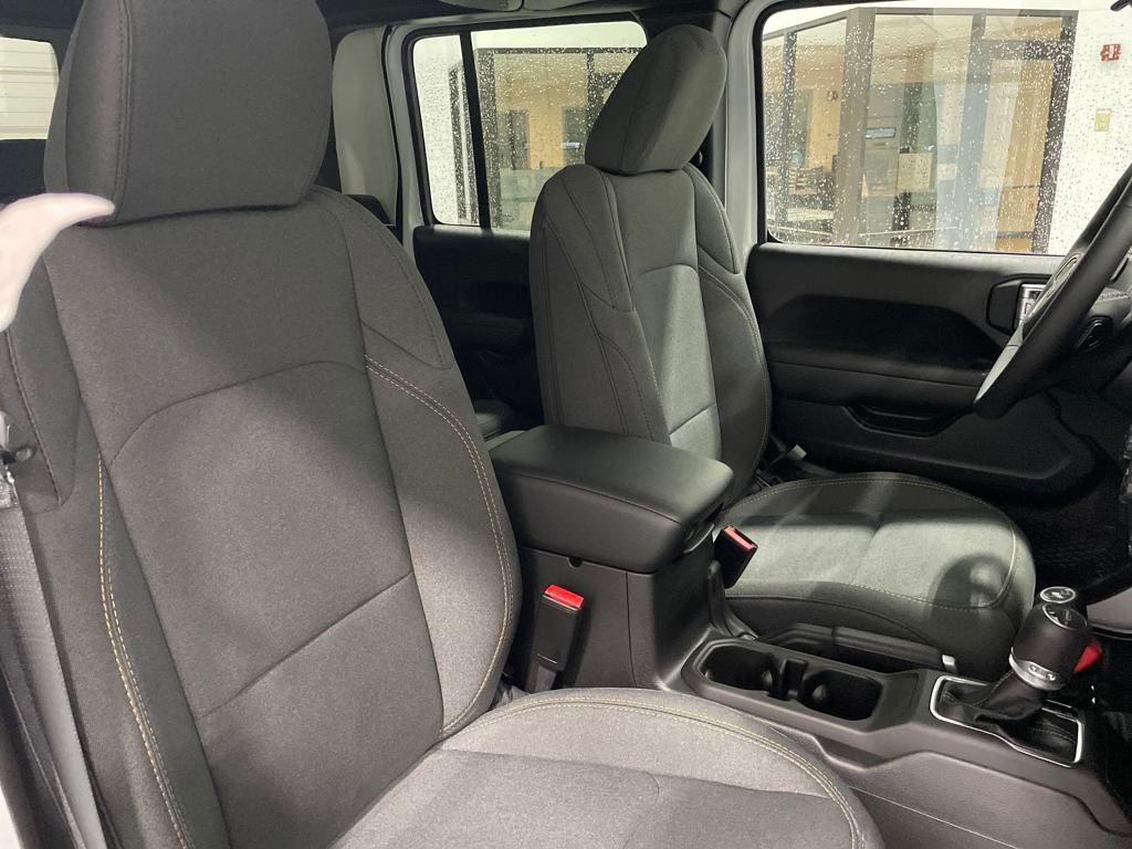 new 2025 Jeep Gladiator car, priced at $39,690