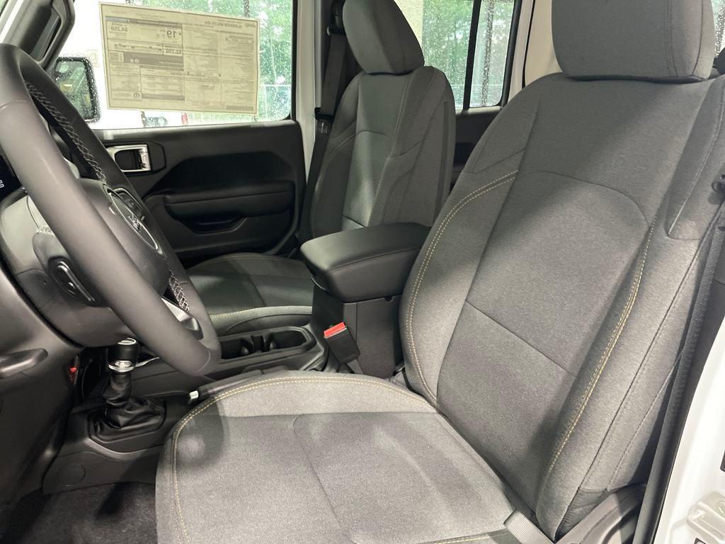 new 2025 Jeep Gladiator car, priced at $39,690