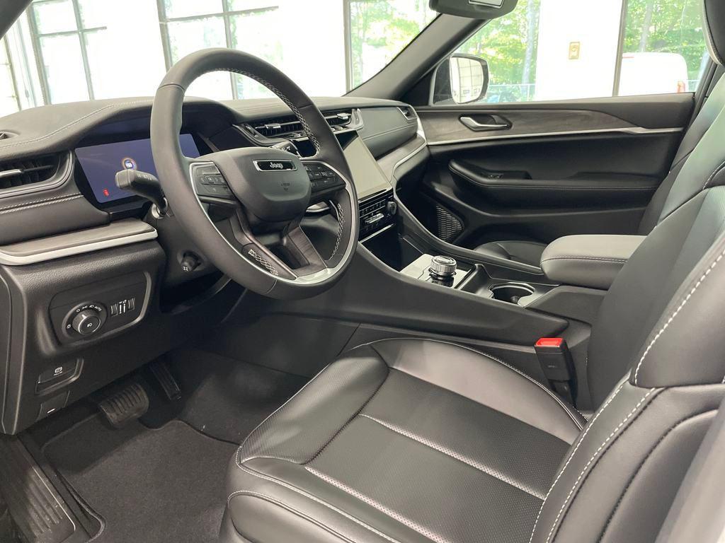 new 2025 Jeep Grand Cherokee car, priced at $42,872