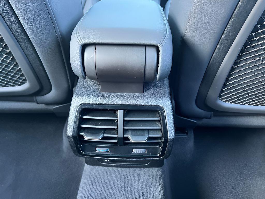 Audi Q3 view 32