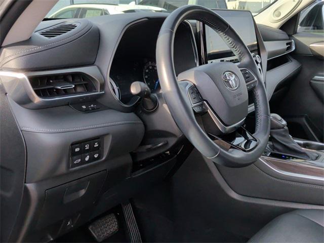 used 2020 Toyota Highlander Hybrid car, priced at $33,994