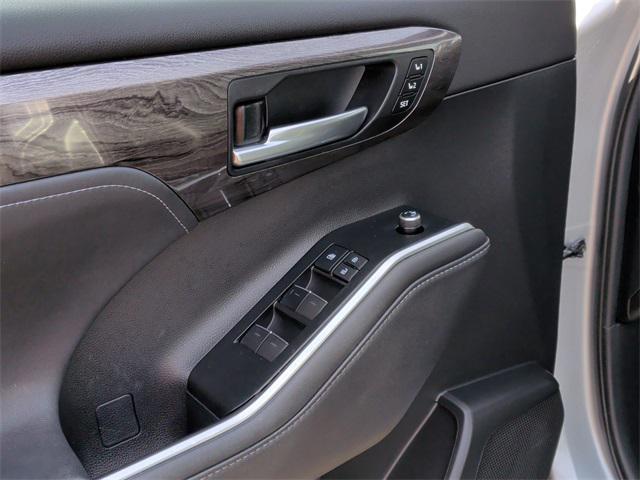 used 2020 Toyota Highlander Hybrid car, priced at $33,994