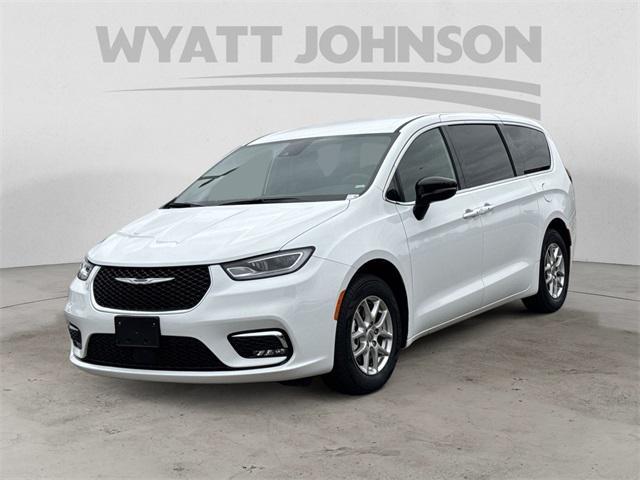 used 2025 Chrysler Pacifica car, priced at $30,870