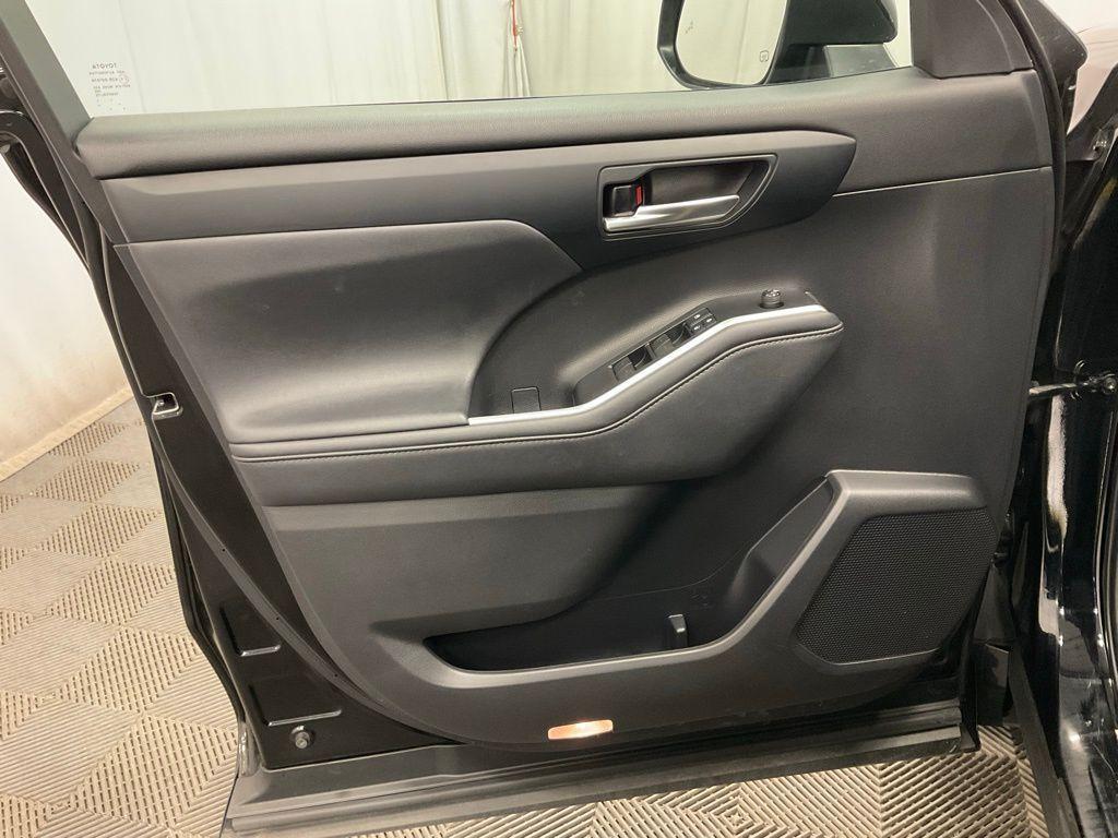 used 2021 Toyota Highlander car, priced at $27,998