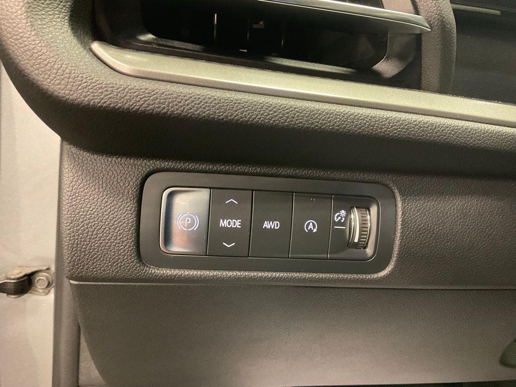 used 2024 Chevrolet Traverse car, priced at $34,997