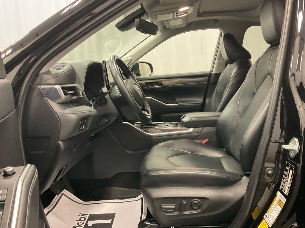 used 2023 Toyota Highlander car, priced at $40,998