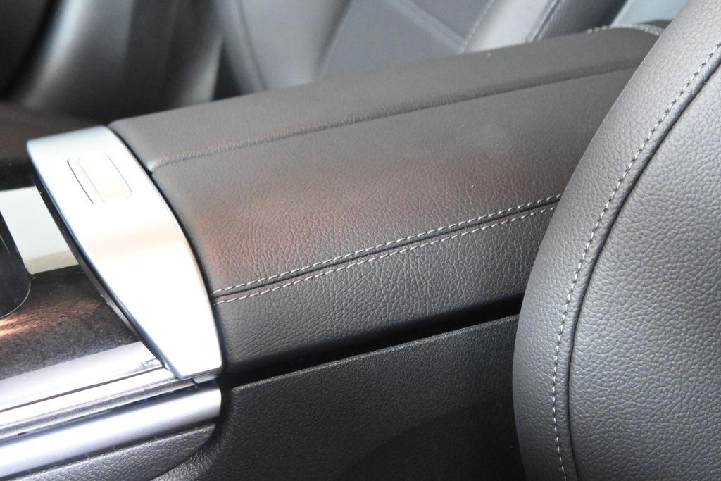 Mercedes-Benz C-Class view 23