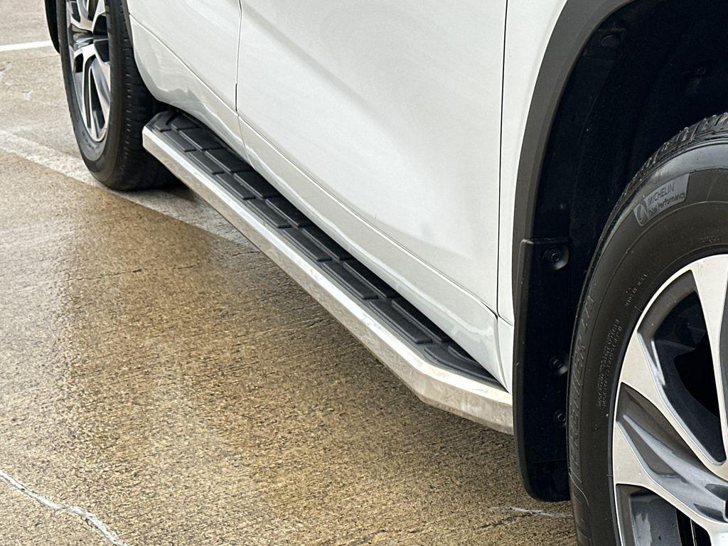 used 2024 Toyota Highlander car, priced at $41,995
