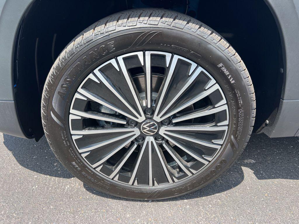 new 2026 Volkswagen Taos car, priced at $32,196