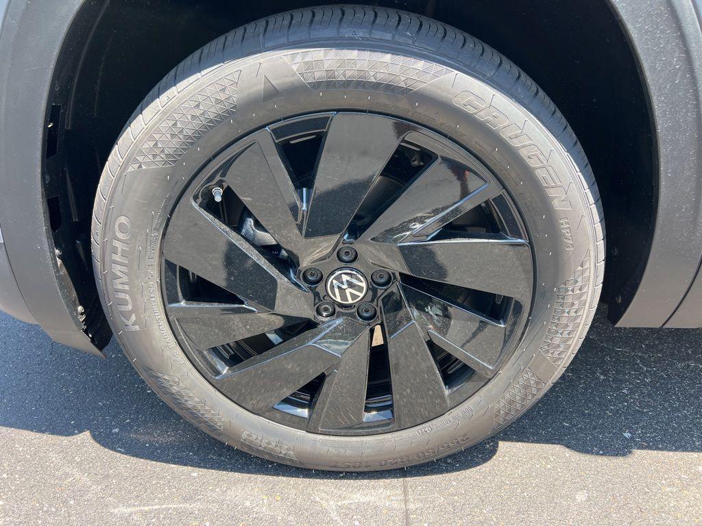 new 2026 Volkswagen Atlas car, priced at $49,181
