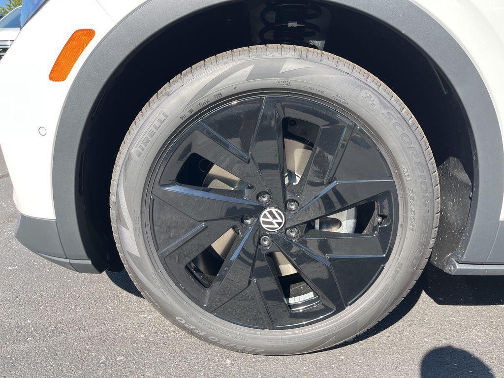 new 2025 Volkswagen ID.4 car, priced at $43,521