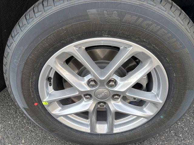 new 2025 Jeep Grand Cherokee L car, priced at $40,094