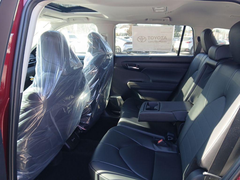 new 2026 Toyota Highlander Hybrid car, priced at $51,227