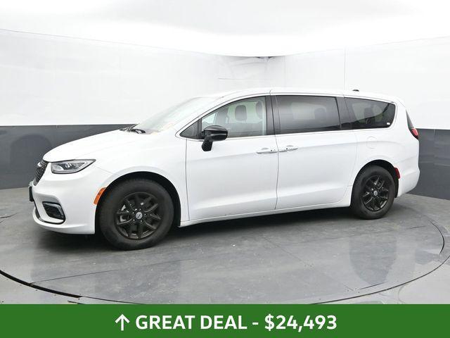 used 2024 Chrysler Pacifica car, priced at $25,130