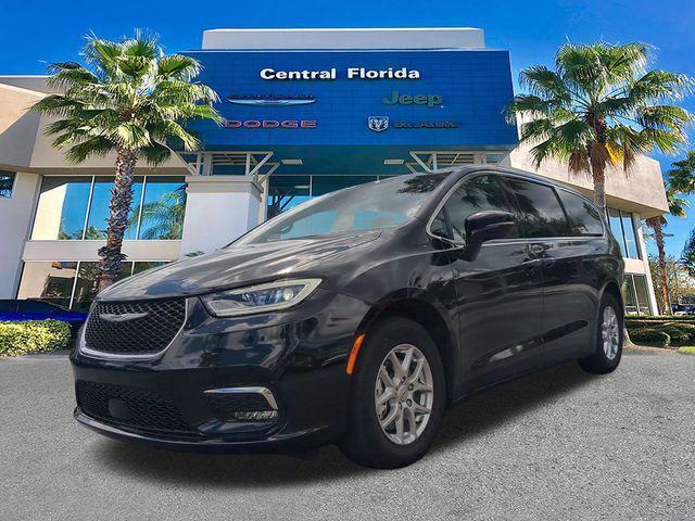 used 2025 Chrysler Pacifica car, priced at $30,834