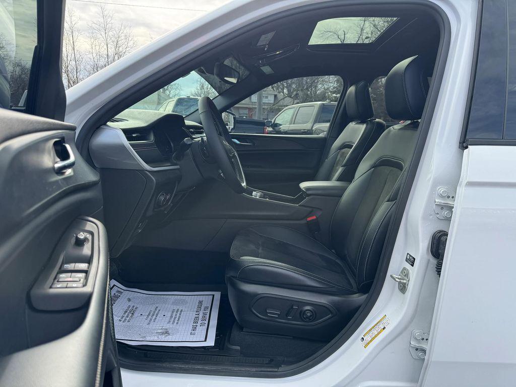 used 2024 Jeep Grand Cherokee car, priced at $35,998