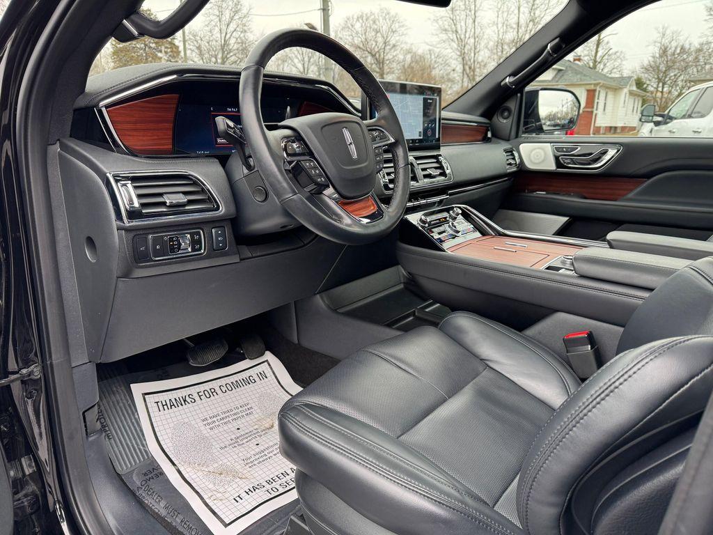 used 2024 Lincoln Navigator car