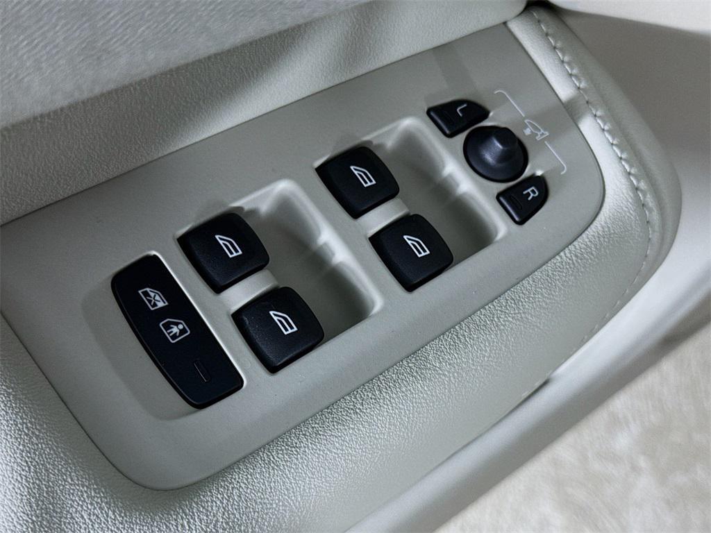 new 2026 Volvo XC60 Plug-In Hybrid car, priced at $75,235