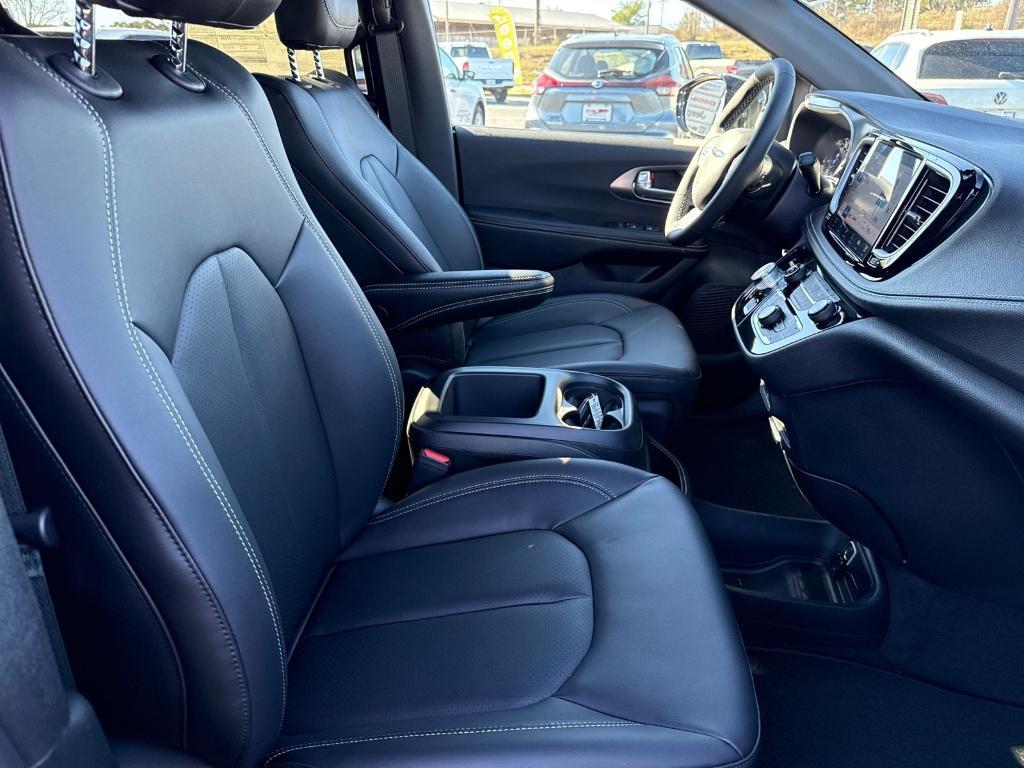 new 2026 Chrysler Pacifica car, priced at $44,977