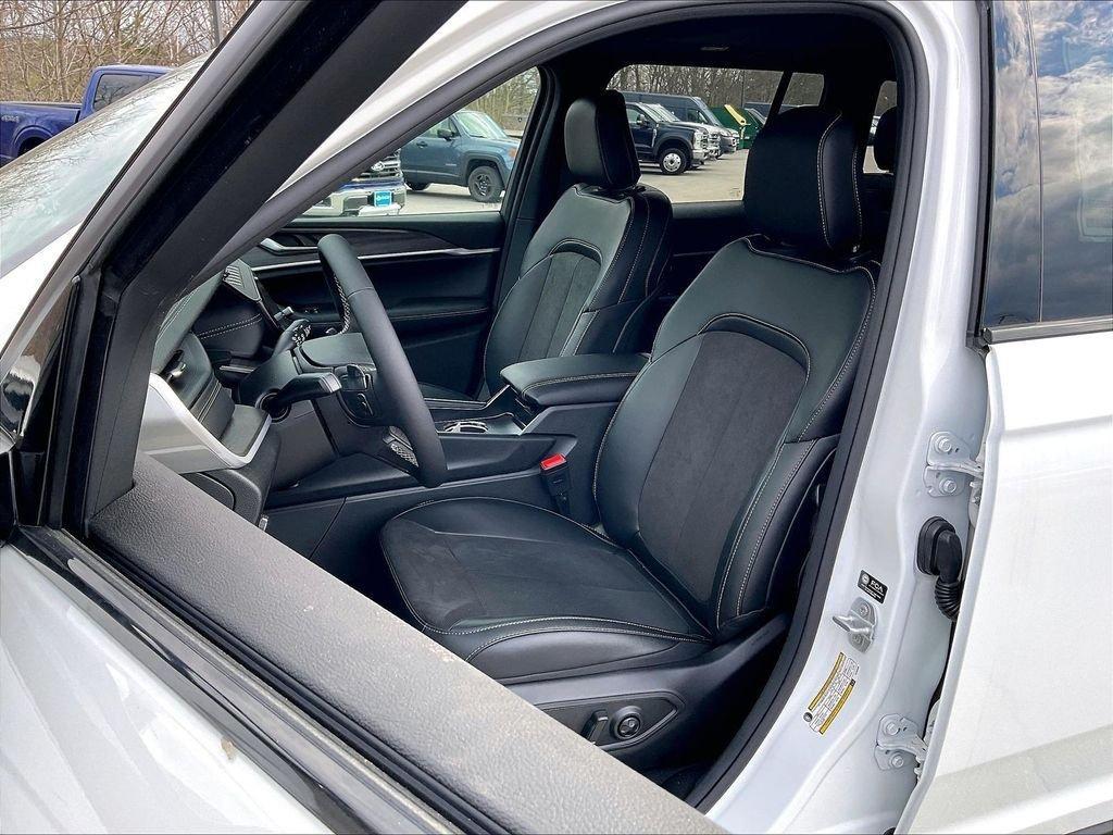 new 2026 Jeep Grand Cherokee car, priced at $44,145